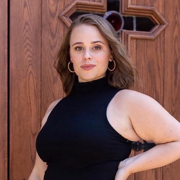 Meet your Posher, Sierra - Picture 1 of 5